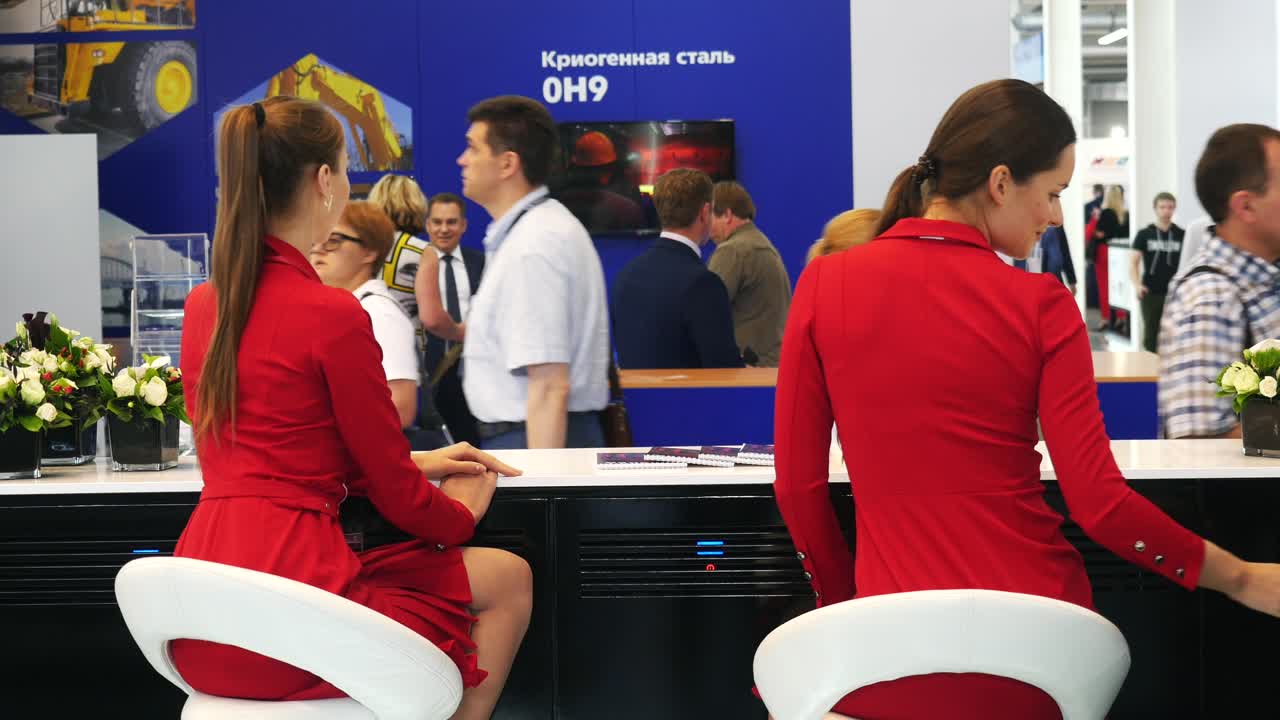 여성 직원들과 함께하는 비즈니스 전시회