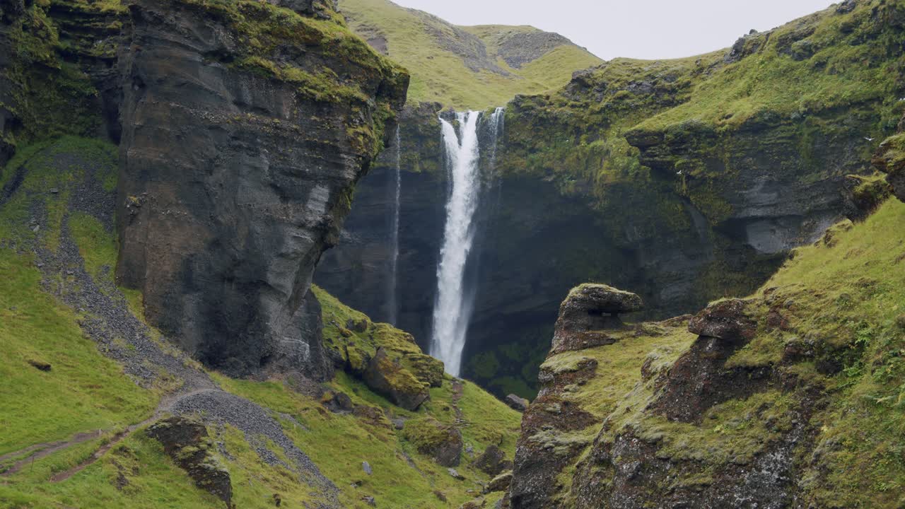 islandia impresionante kvernufoss watterfall en un hermoso barranco aislado. belleza de la naturaleza escena de fondo.