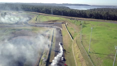 Coches-De-Carreras-Acelerando-En-La-Pista-De-Carreras-En-El-Parque-De-Deportes-De-Motor-De-Sydney,-Australia---Toma-Aérea