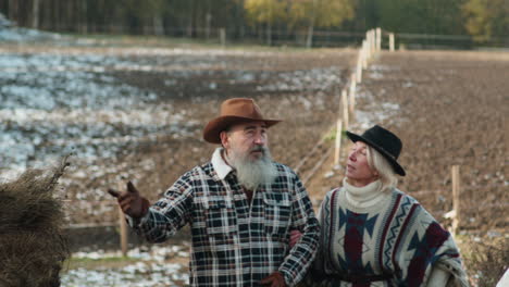 des gens qui marchent à la ferme.