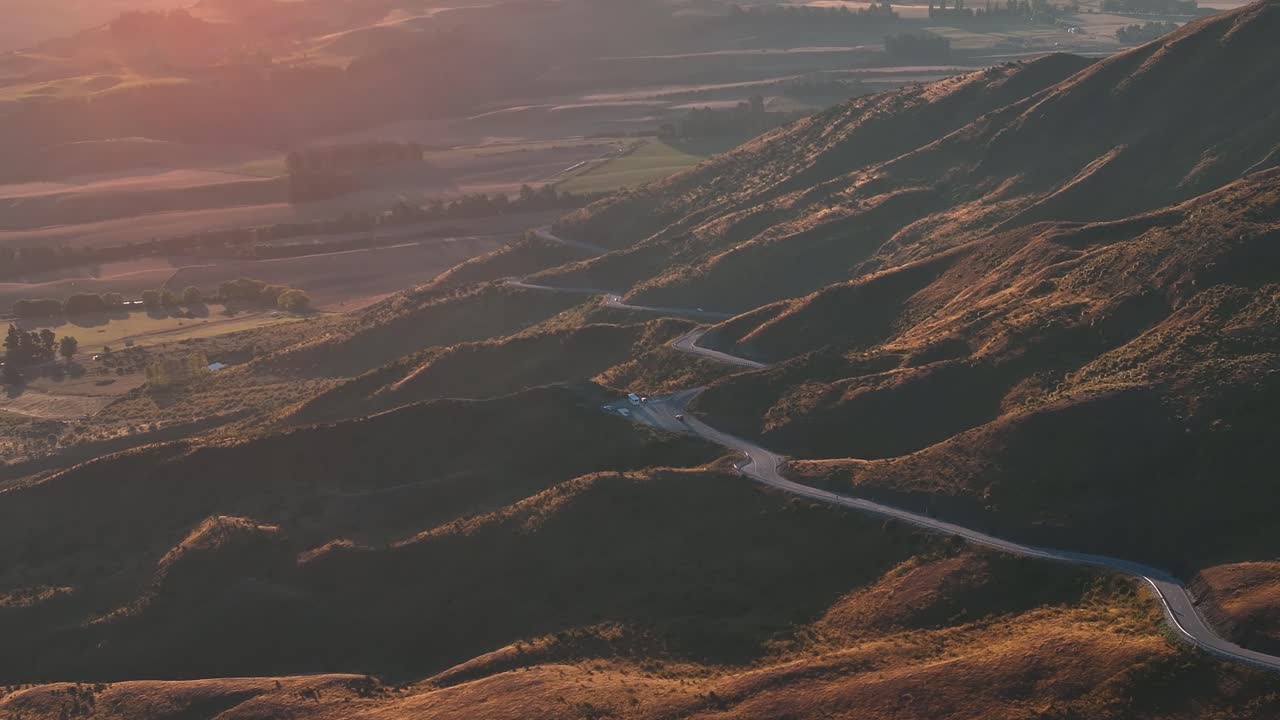 nueva zelanda panorámico camino sinuoso sobre la cordillera de la corona a queenstown, viaje por carretera