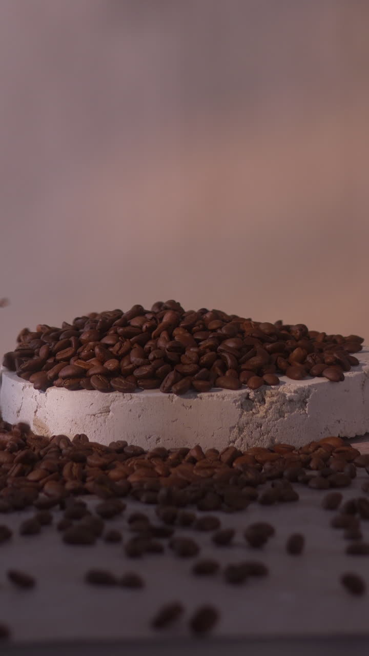 Chicchi di caffè tostati cadono a cascata su una pila crescente, creando movimento dinamico e una ricca texture. Toni caldi e una composizione pulita rendono questo scatto ideale per la pubblicità di caffè di alta qualità e per marchi audaci.
