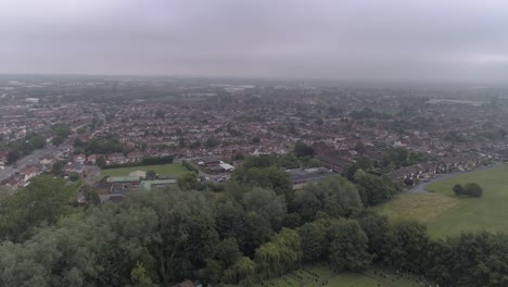 toma aérea nublada sobre cricklade en swindon, wiltshire