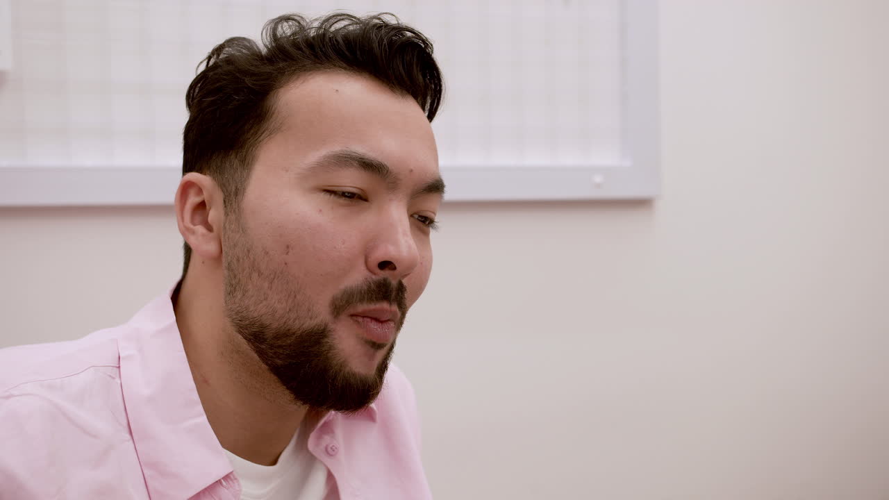 패스트푸드를 먹는 남자