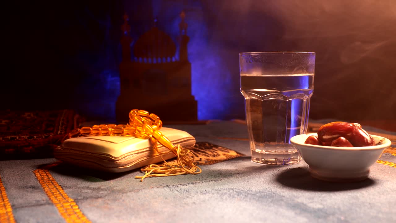 이프타르는 저녁 식사입니다. 장식의 슬라이더 뷰 라마단 카림 휴일 축제 축하 카드, 무슬림의 거룩한 달 라마단의 카림에 대한 초대. 어두운 배경. 선택적 초점