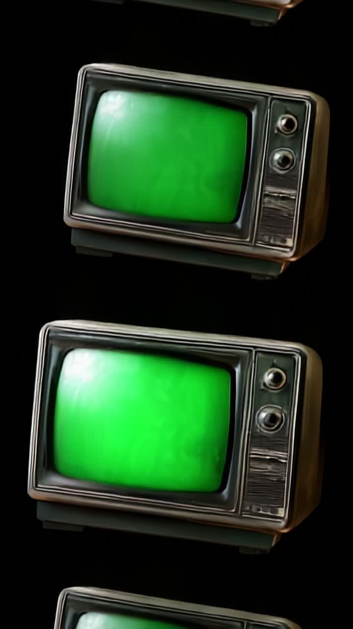 Una sequenza di televisori vintage che mostrano uno schermo verde brillante, catturando la nostalgia e l'estetica della tecnologia di trasmissione classica in un ambiente buio.