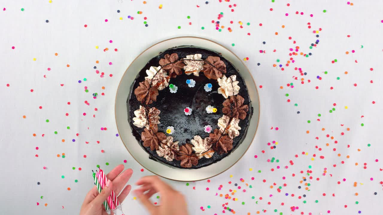 Torta di compleanno decorata con candele 422 HQ