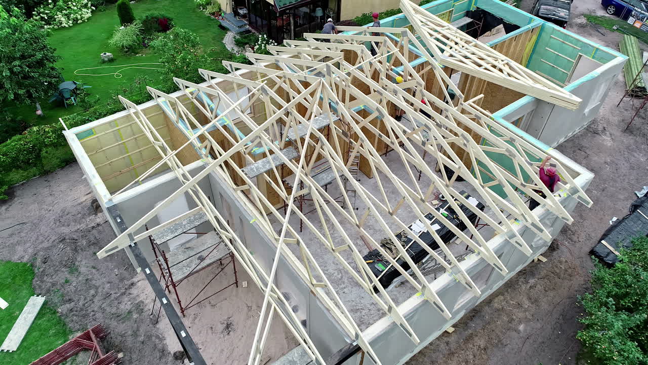 construcciones de madera para el techo de una casa privada en un pequeño municipio, vista aérea