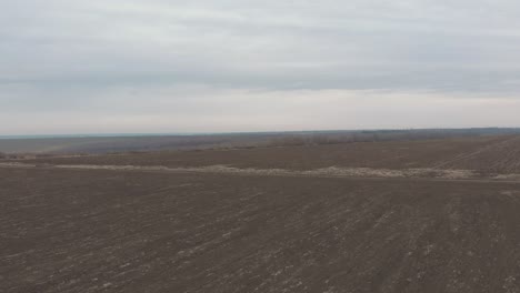 vista ilimitada de la tierra cultivable durante el día nublado
