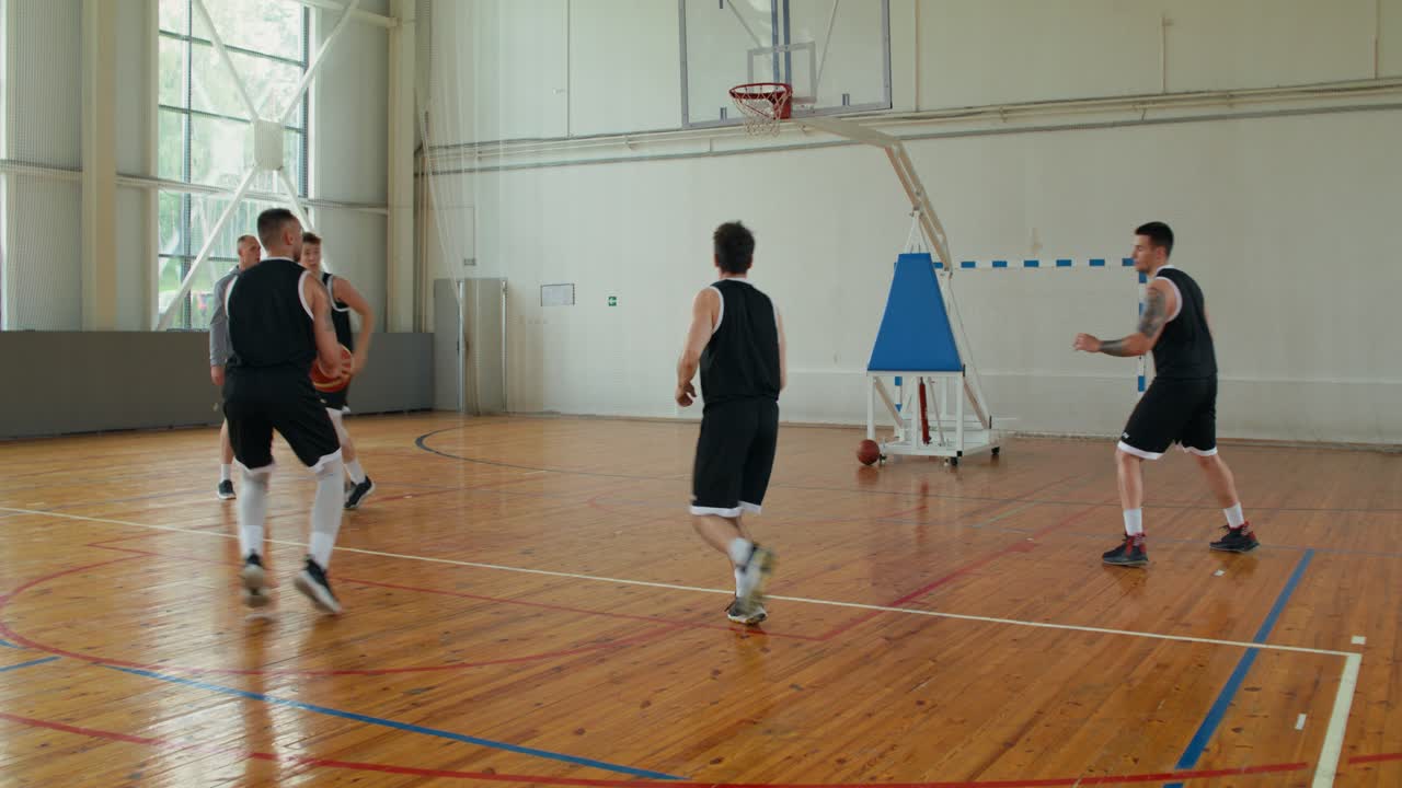 Pertandingan bola basket di lapangan dalam ruangan
