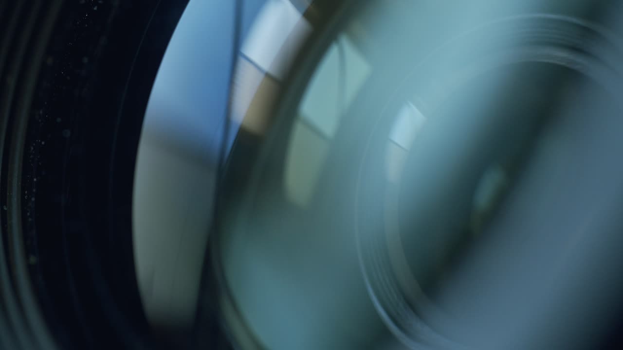 회전하는 빈티지 사진 렌즈의 매크로 샷