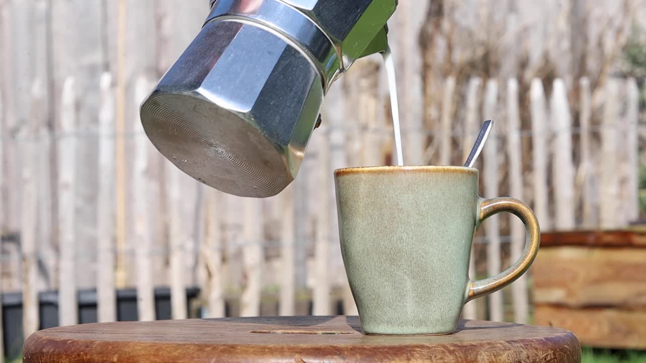 Bilde av melk som helles i en kopp med kaffe