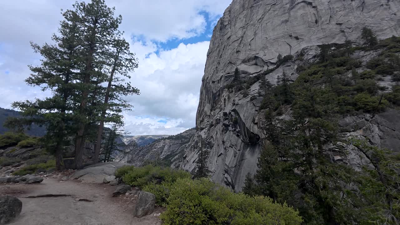Trilha cênica na montanha com falésias de granito em Yosemite