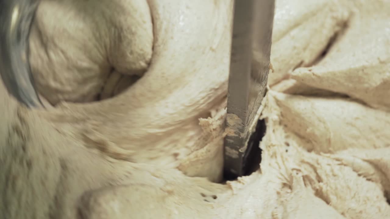 maskinen tænker dejen på brød fra rug hvede