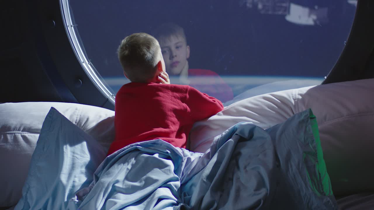 ребёнок мечтает о космосе.