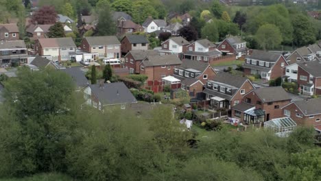 Casas-Y-Jardines-Británicos-Tranquilos-Propiedad-Suburbana-Residencial-Vista-Aérea-Cerca-De-Los-árboles