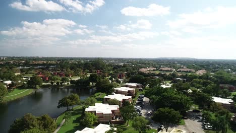 Vista-Aérea-De-60-Fps-De-Un-Barrio-En-Boca-Raton-Florida,-Estados-Unidos