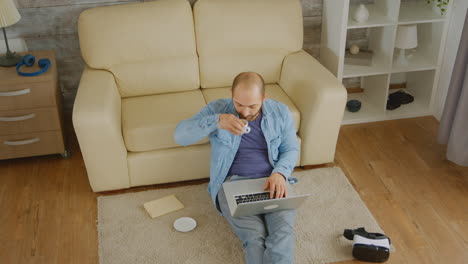 Draufsicht-Beim-Arbeiten-Am-Laptop