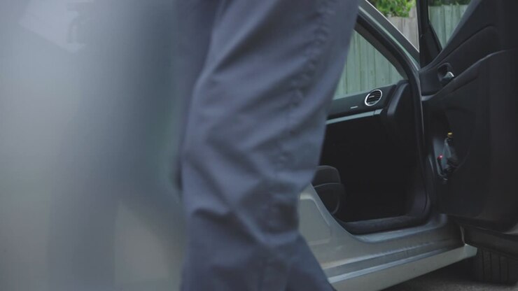 Un uomo che scende dall'auto dal lato passeggero - primo piano al rallentatore