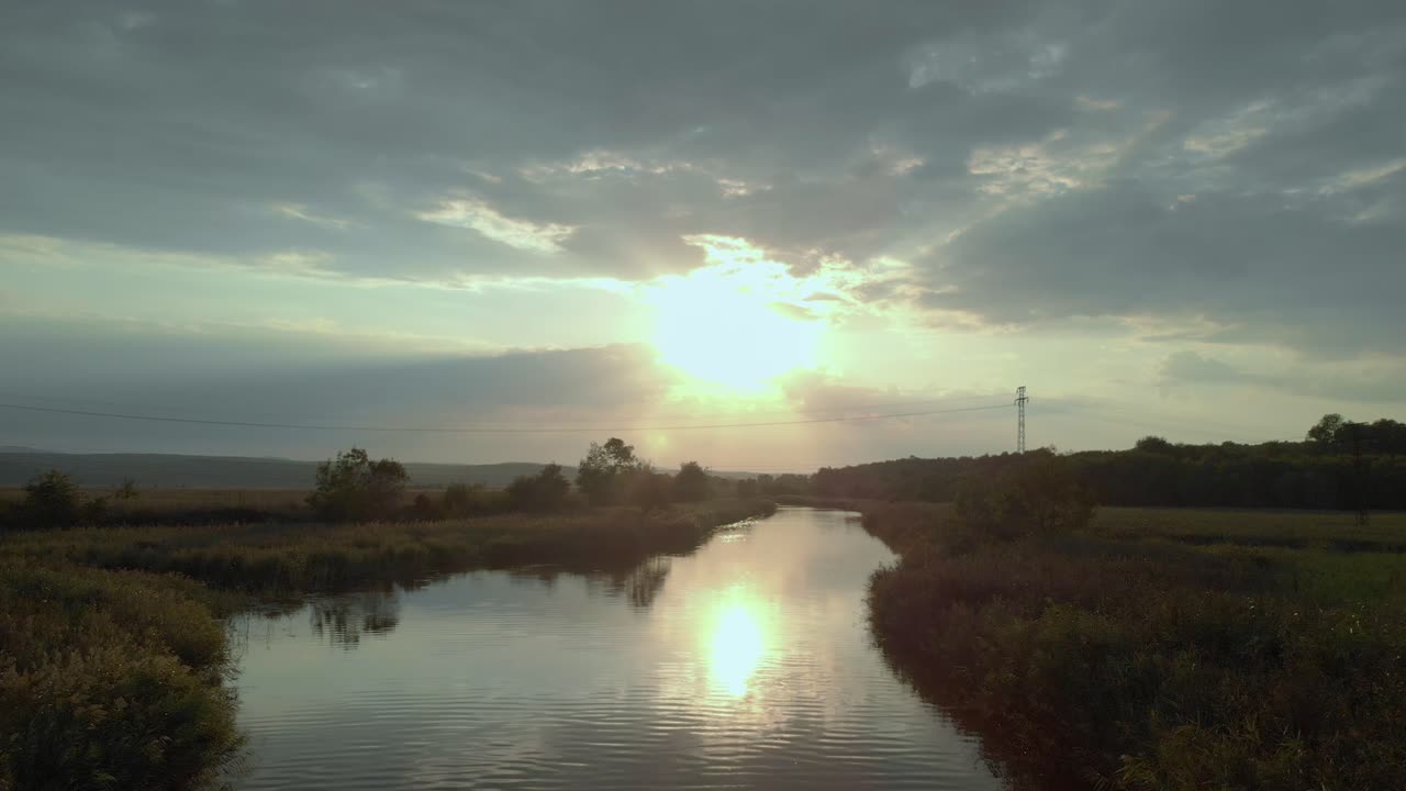 일몰-1에서 그린 밸리에서 강 공중 샷
