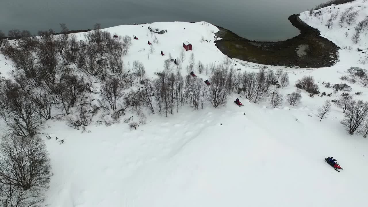 Avventura in motoslitta in un paesaggio innevato