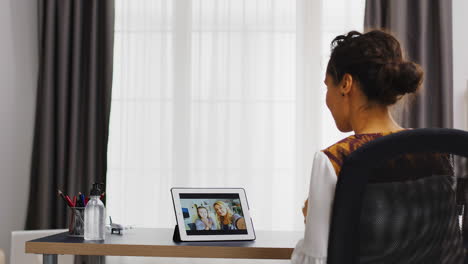 Fröhliche-Frau-In-Einem-Videoanruf-Auf-Einem-Tablet-Computer