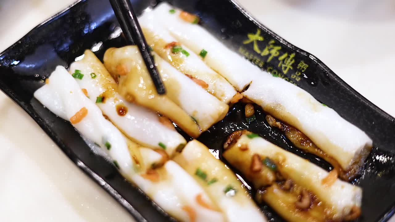 가락을 들어 올리는  누들 롤과 소스