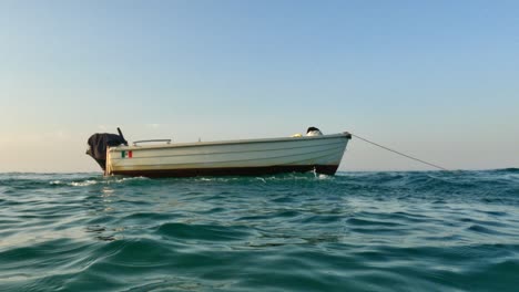 Rückansicht-Des-Mannes-Mit-Maske-Und-Schnorchel,-Der-Im-Meerwasser-Zum-Schnorcheln-Von-Einem-Schwimmenden-Festgemachten-Boot-Aus-Taucht