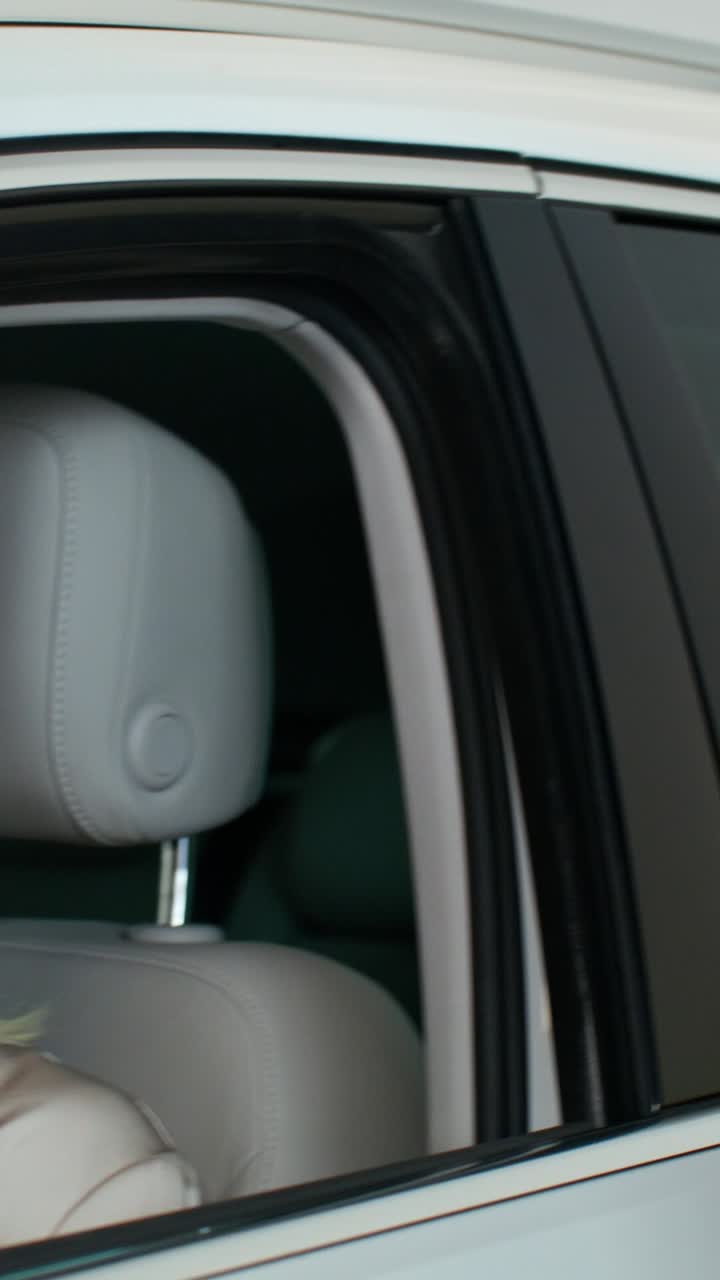 женщина в профильном изображении с бумажкой для записей