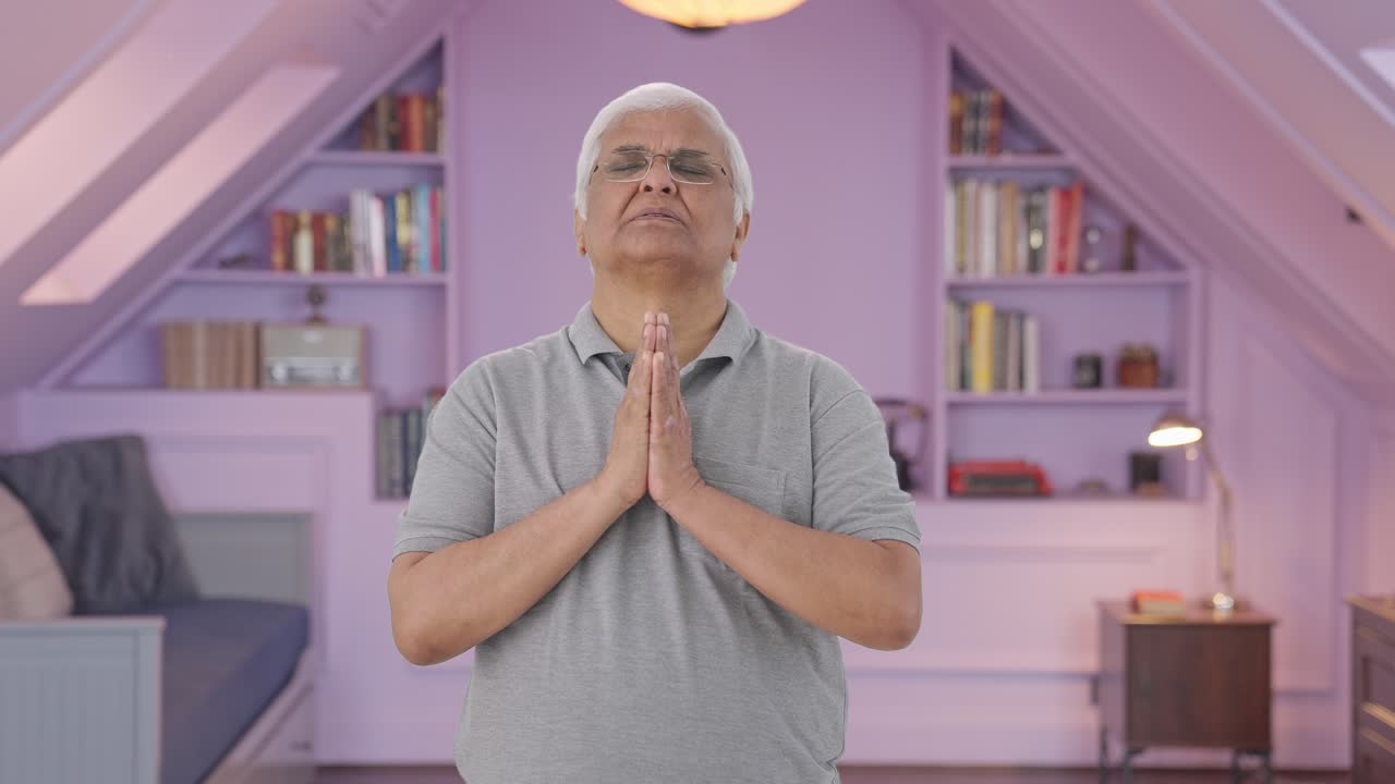 Anziano indiano religioso che prega Dio