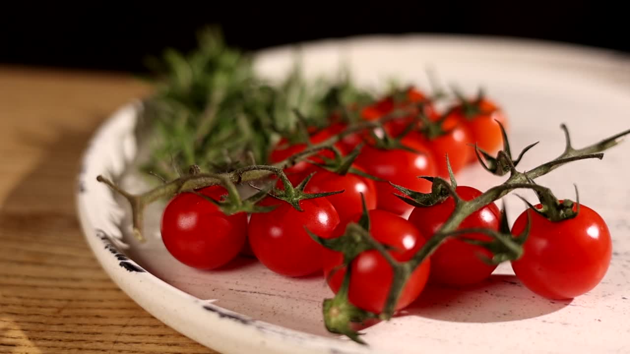 접시에 신선한 체리 토마토