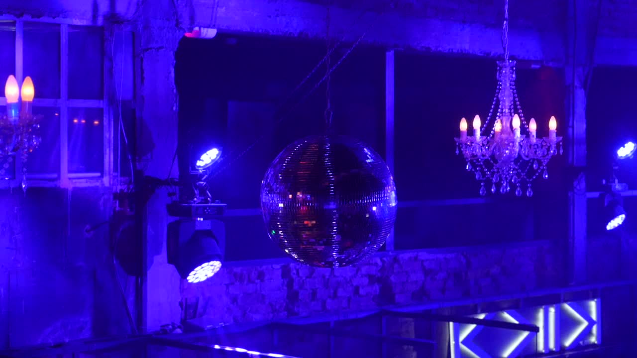 atmosfera da night club con palla da discoteca e lampadari