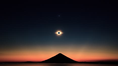 elipse solar y momento de totalidad por encima del pico de la montaña de la soledad, hora azul de gran ángulo