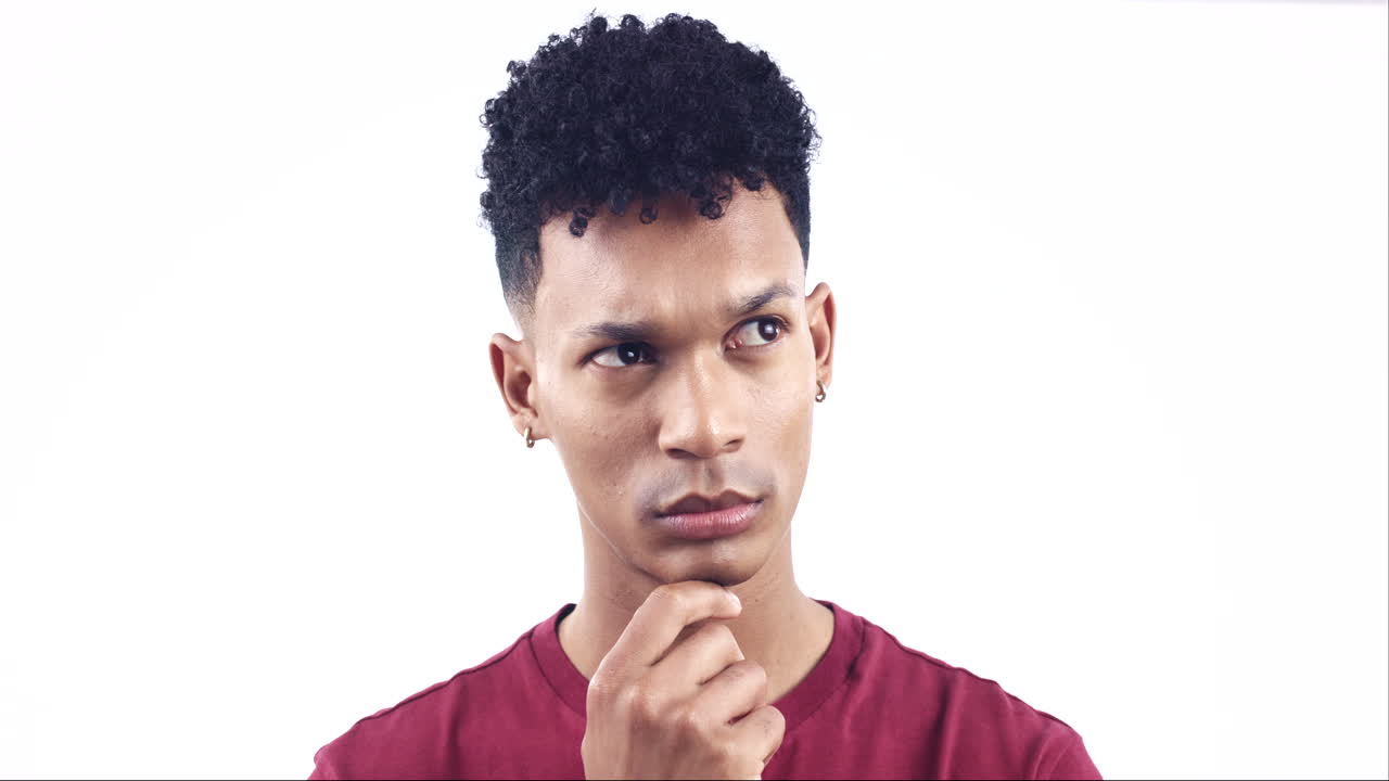 cara, hombre y pensar en ideas en el estudio