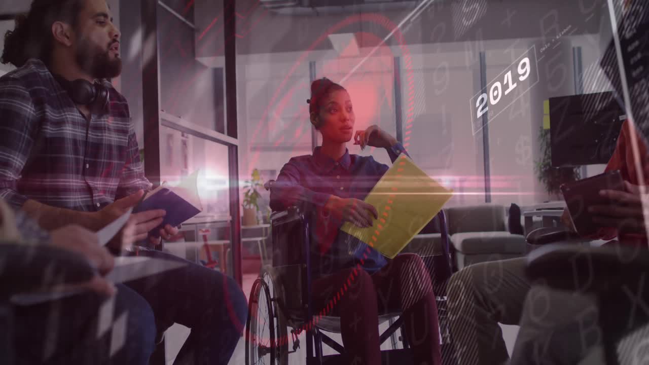 animación del procesamiento de datos financieros sobre diversas personas de negocios en la oficina