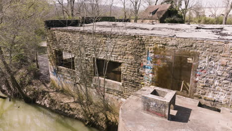 Toma-De-Establecimiento-Lento-De-Una-Estación-De-Bombeo-Abandonada-En-El-Río-Blanco-De-West-Fork