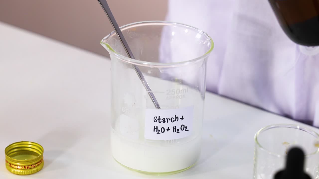 화학 물질을 혼합하여 색상 변화 반응을 관찰합니다.