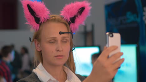 mujer con orejas neurológicas haciendo selfie
