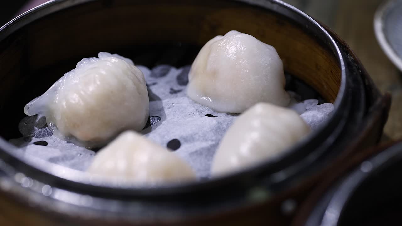 dumplings de dim sum al vapor en cestas de bambú