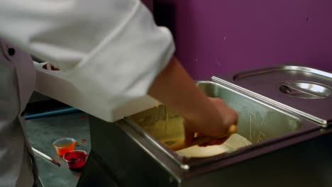 trabajador llenando el molde con chocolate derretido