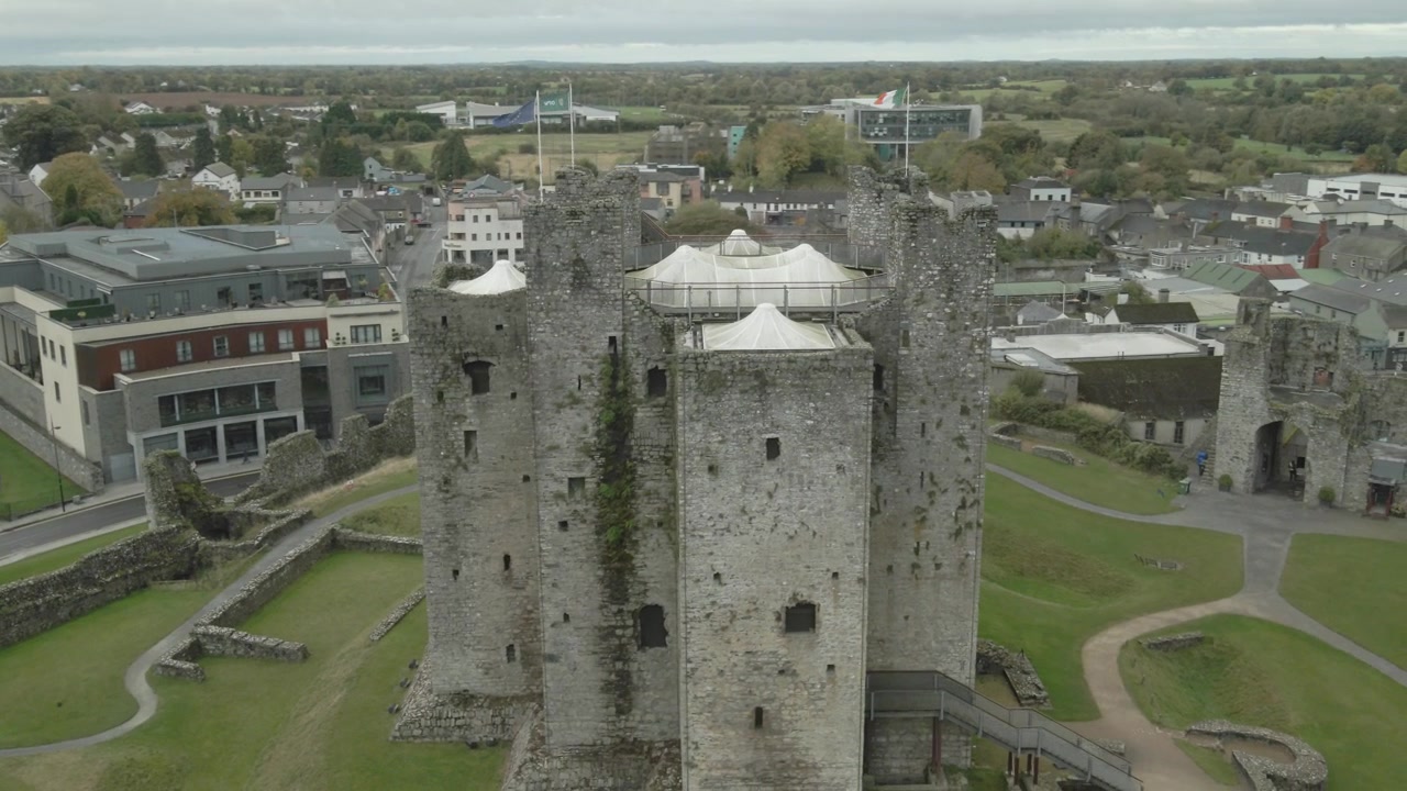Storico Castello di Trim con torri in pietra e bandiere nella pittoresca città di Trim, Contea di Meath, Irlanda.
