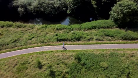 dos ancianos corredores trotar en un sendero junto al río stour en canterbury