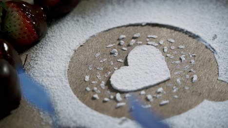 acercarse lentamente al azúcar en polvo en forma de corazón para el día de san valentín