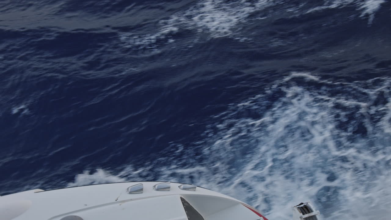 crucero navegando en el océano cerca de las olas y una parte de un barco