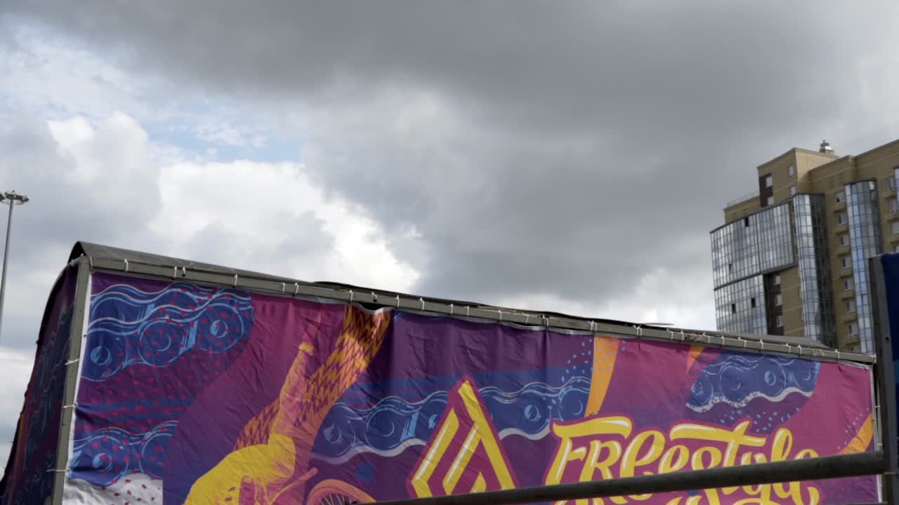 jinete de bmx realizando trucos en el aire