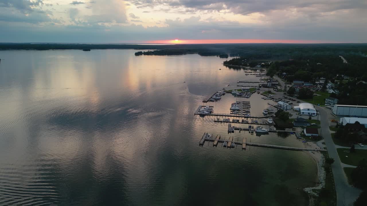 pan aérea de la marina de hessel, michigan, las islas cheneaux