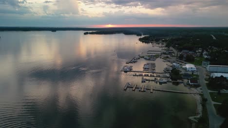 Panorámica-Aérea-De-Hessel-Marina,-Michigan,-Islas-Les-Cheneaux