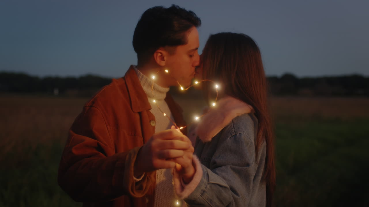 발렌타인 데이에 야외에서 키스하는 커플