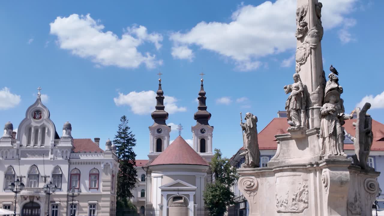 Vista panoramica della statua della Santissima Trinità in Union Square, che cattura la fusione tra scultura e architettura urbana storica a Timisoara