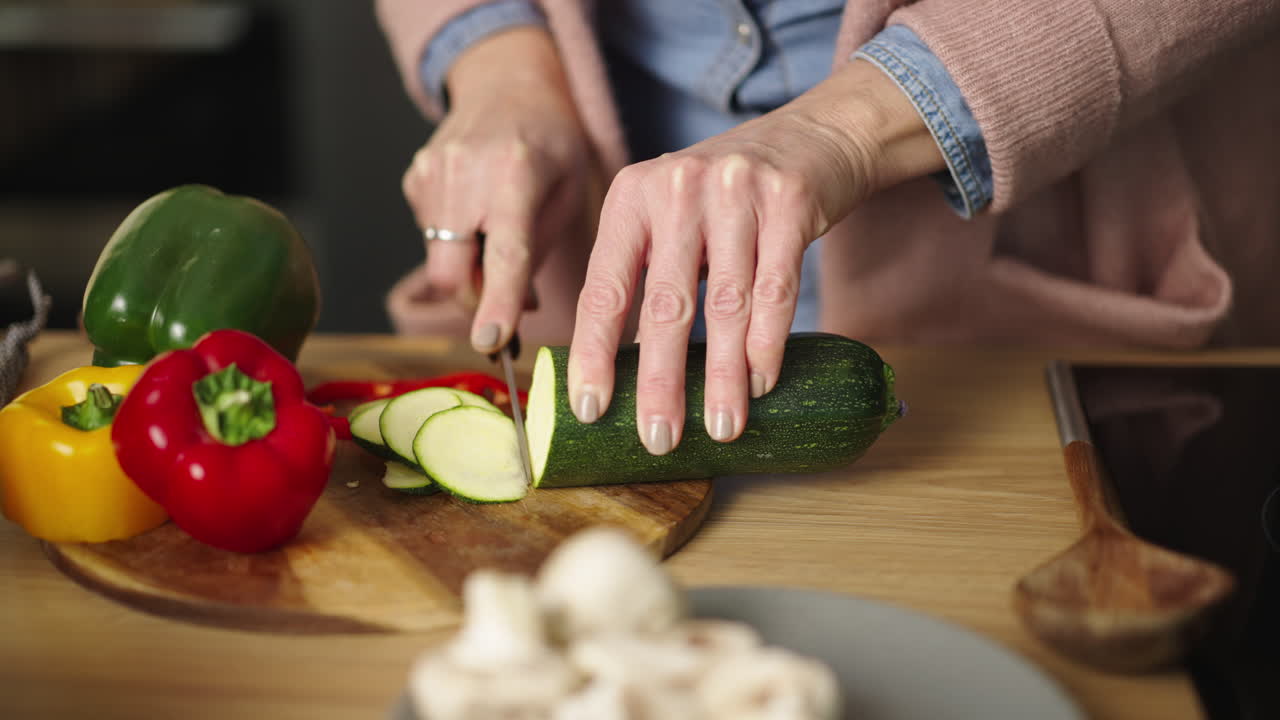 Preparare verdure fresche per cucinare